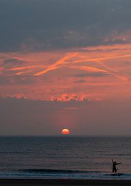 Sunset jump van Jeanette van Starkenburg
