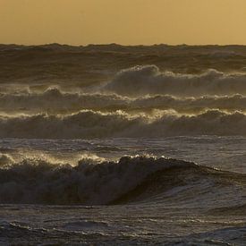 Branding tijdens storm met zonsondergang en booreiland van Menno van Duijn
