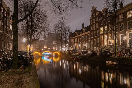 De Amsterdamse Leidsegracht in de mist in de avond