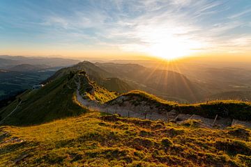 Wandelpad van de Hochgrat naar de Hochgratbahn met uitzicht op Oberstaufen van Leo Schindzielorz