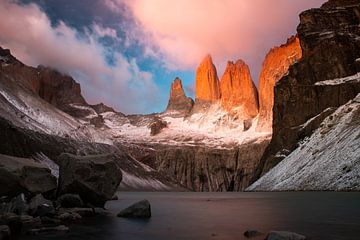 Torres del Paine au lever du soleil sur Romy Oomen