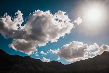 Wolken boven bergen van Dustin Musch