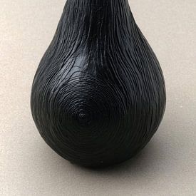 Minimal Black Pear van Christian Ovís