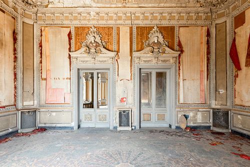 Grote deuren in verlaten villa