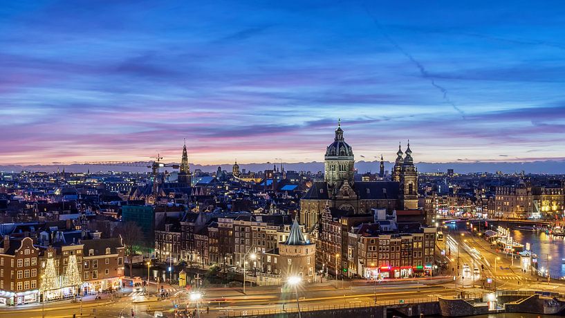 Skyline Amsterdam in de avond van Jeroen van Rooijen