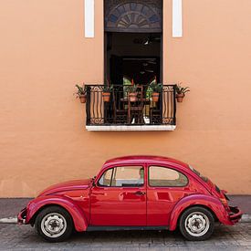 Roter Volkswagen Käfer in Mexiko von Marry Fermont