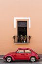 Rode Volkswagen Kever in Mexico van Marry Fermont thumbnail