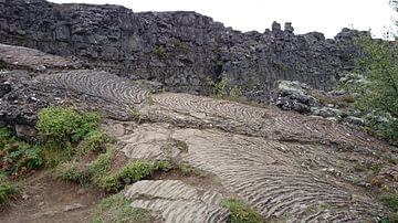 Pingvelir Nationaal Park, gestolde lava en breuklijn aardbeving by Carolien Geurtsen