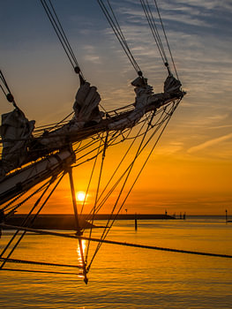 Zonsondergang in de haven van Harlingen met een boegspriet