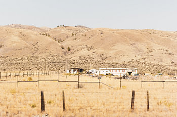 Einsame Ranch vor den goldenen Hügeln im Landesinneren von Kanada
