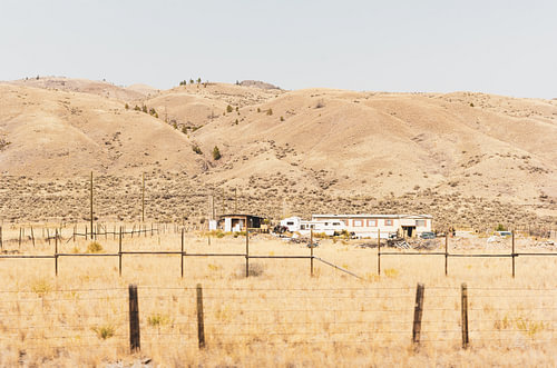 Einsame Ranch vor den goldenen Hügeln im Landesinneren von Kanada