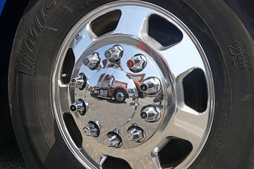 Amerikaanse vrachtwagen close-up van het wiel met spiegeling van Ramon Berk