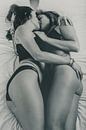 Twee zoenende vrouwen in lingerie op bed. von Retinas Fotografie Miniaturansicht