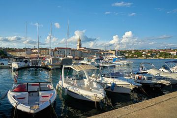 Boten in de haven van Krk in Kroatië