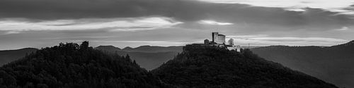 Panorama van kasteel Trifels in het Pfälzerwald in zwart-wit