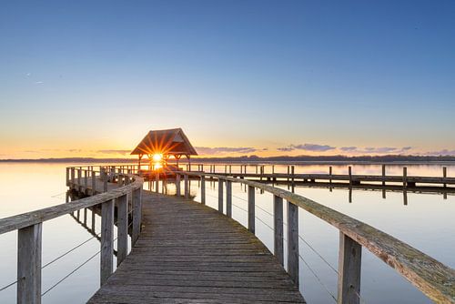 Passerelle au lever du soleil sur le lac de Hemmelsdorf