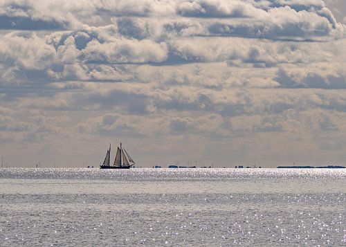 Zeilboot op een zilveren Waddenzee