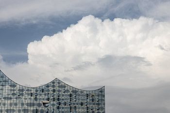 De Elphi onder de wolken