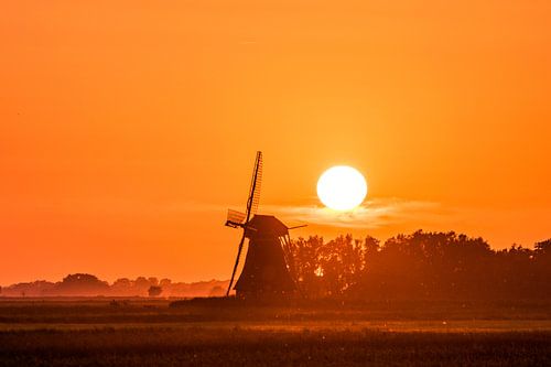 Heldere Zonsondergang in Friesland