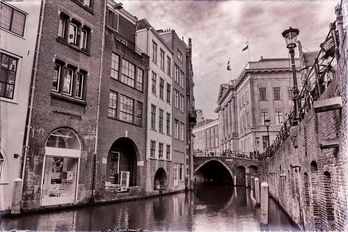 Oudegracht en Stadhuisbrug in zwartwit