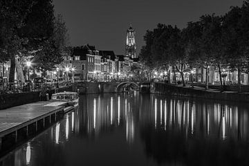 Oudegracht, Zandbrug und Domturm in Utrecht am Abend in schwarz-weiß 2 von Tux Photography