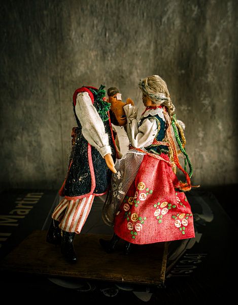 La danse du passé - Des poupées oubliées en costume traditionnel par Infinite Decay