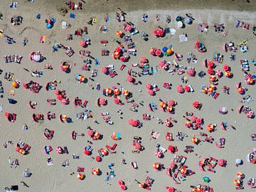 Zonaanbidders op het strand van Zandvoort op een warme zomerse dag