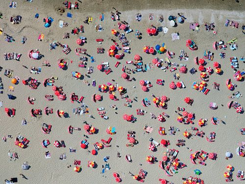 Zonaanbidders op het strand van Zandvoort op een warme zomerse dag van Marco van Middelkoop