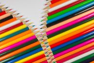 Collectie van bont gekleurde potloden in rits vorm van Tonko Oosterink thumbnail