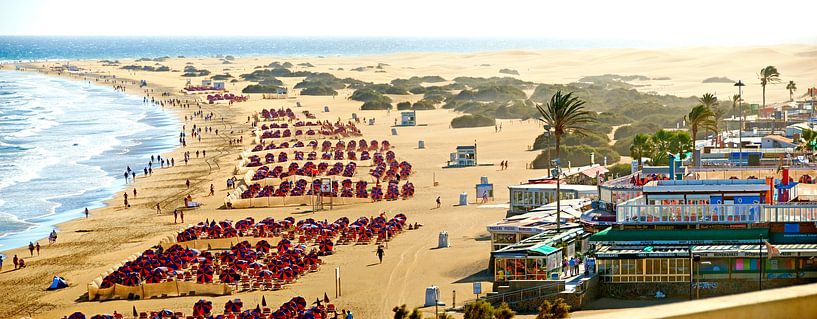 Playa del Ingles in Gran Canaria van Leopold Brix
