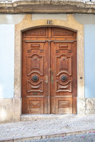 Double porte en bois brun dans l'Alfama, Lisbonne, Portugal