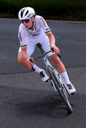 Lotte Kopecky dans le maillot arc-en-ciel sur FreddyFinn