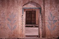 Poort met muurfresco's in het amber fort Jaipur van Karel Ham thumbnail