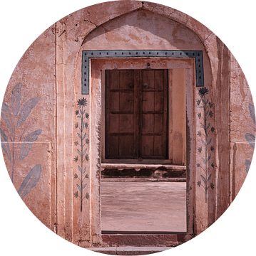 Poort met muurfresco's in het amber fort Jaipur van Karel Ham