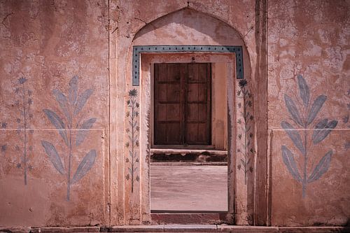 Gate with wall frescoes in the amber fort Jaipur