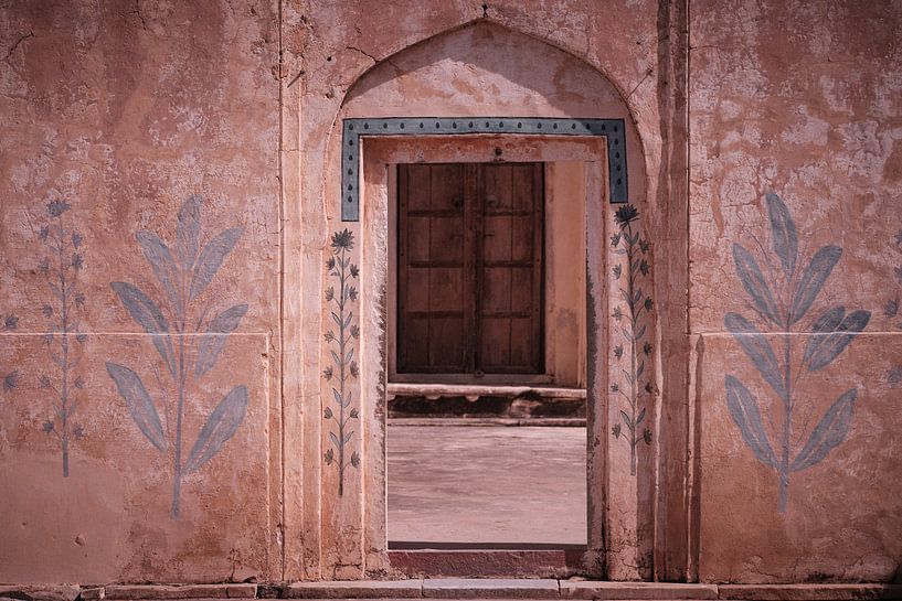 Poort met muurfresco's in het amber fort Jaipur van Karel Ham
