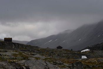 Hütten in einsamer  Berggegend in Norwegen