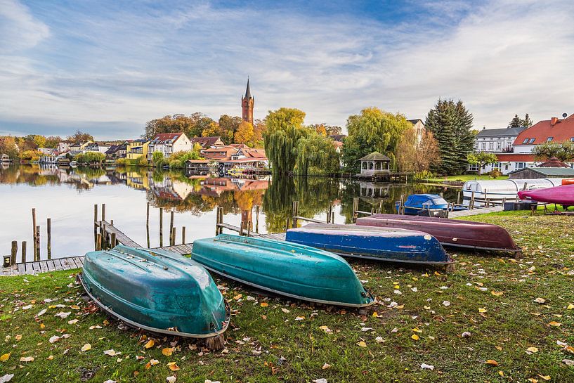 Blick über den Haussee auf die Stadt Feldberg von Rico Ködder