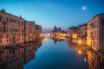 Canal Grande van Venetië tijdens het blauwe uur van Jean Claude Castor