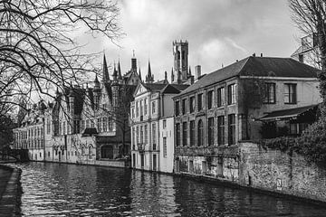 Brugs stadsgezicht vanaf de Meebrug met Middeleeuwse gevels en Belforttoren | Zwart-wit van Daan Duvillier | Dsquared Photography