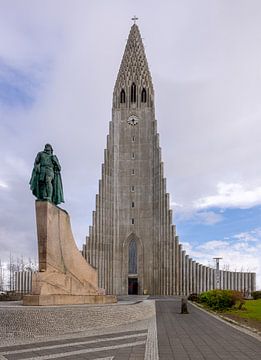 Leif Eriksson en de Hallgrimskirkja in Reykjavik, IJsland
