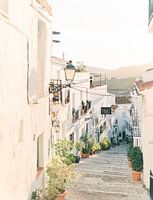 Het pittoreske witte dorpje Frigiliana in het avondlicht