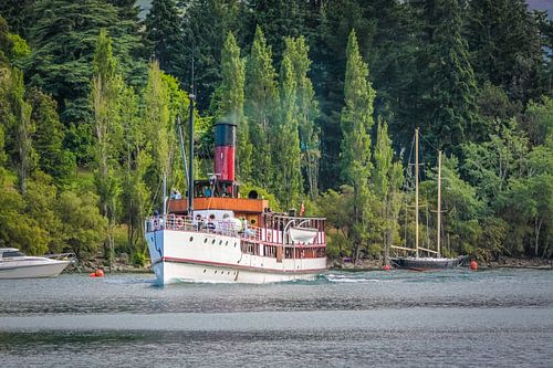 Stoomschip TSS Earnslaw op het Wakatipumeer in Queenstown, Nieuw-Zeeland