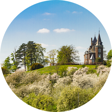 Panorama van Kasteel Hulsberg, omgeven door bloesems