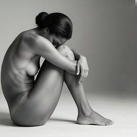 Silent Form – Elegant Black and White Fine Art Nude Photography by Retinas images