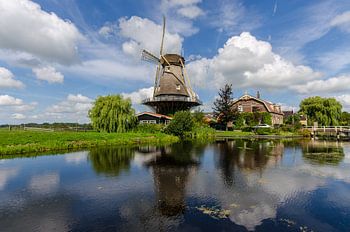 Moulin à vent hollandais dans le miroir