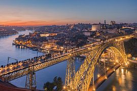 Zonsondergang bij de Dom Luís I Brug, Porto, Portugal van Henk Meijer Fotografie