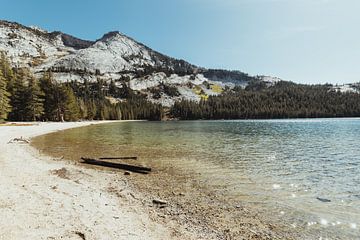 Een meer met blauw water in Yosemite National Park | Reisfotografie fine art foto print | Californië van Sanne Dost