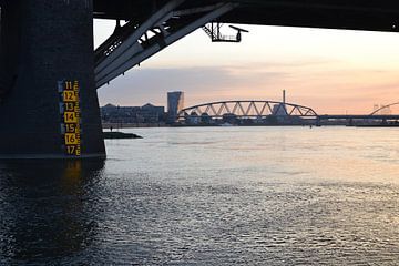 Waterstand bij zonsondergang van N.E. images