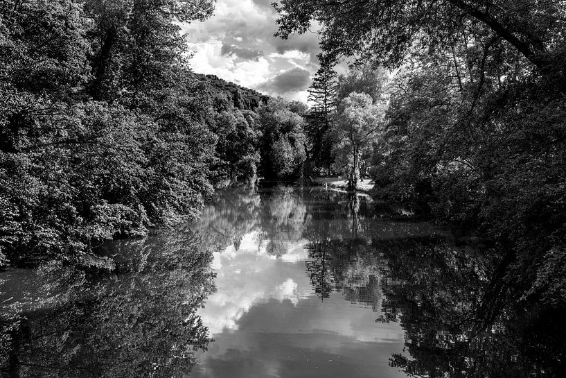 Der Wald spiegelt sich im Wasser - am Glan von Flatfield